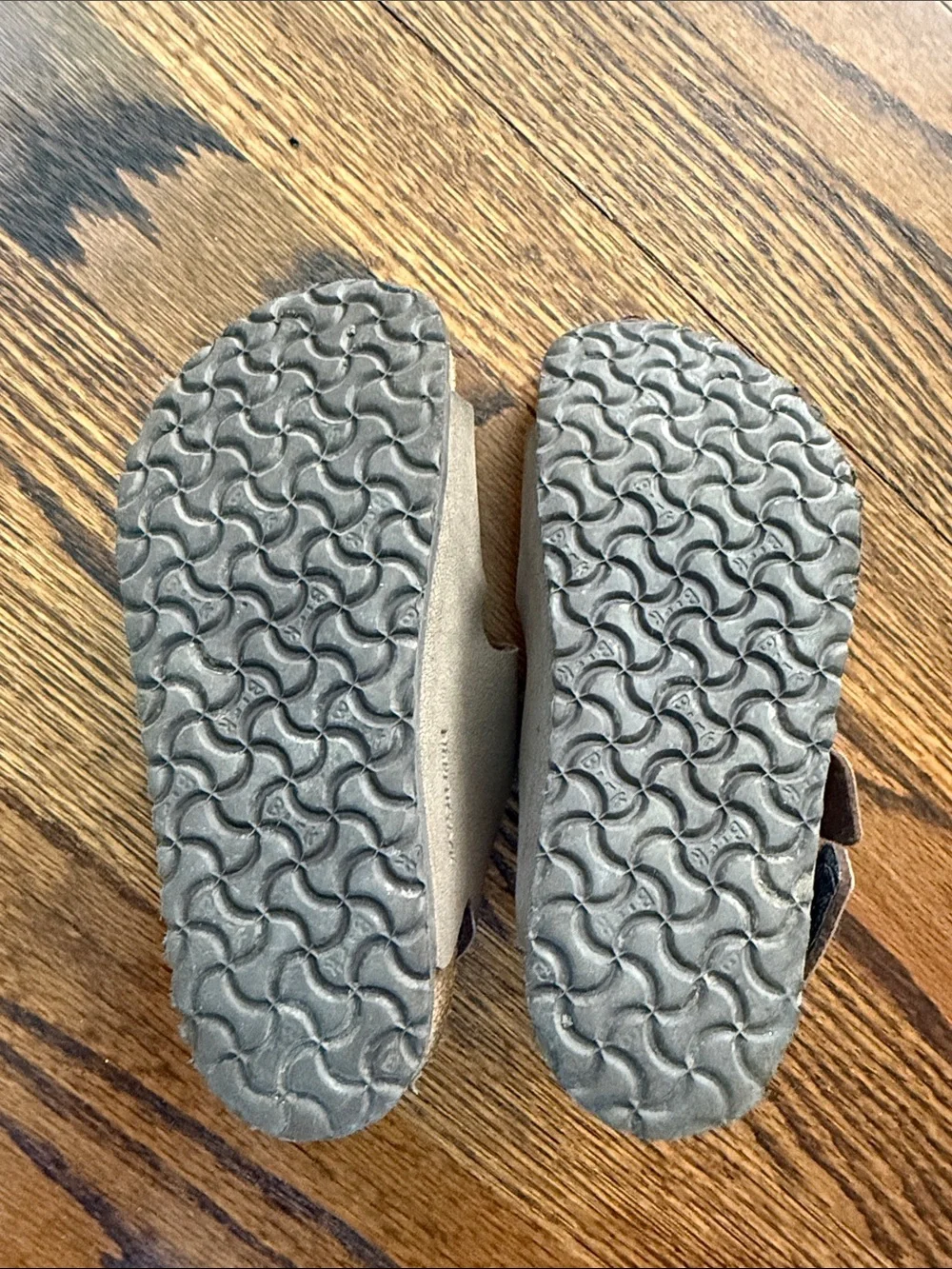 E Birkenstock Kids Double-Strap Taupe Sandals with Metal Buckles